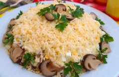 Салат из курицы, шампиньонов, сыра