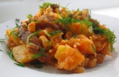 Тушенная квашеная капуста с мясом и картошкой